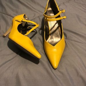 Yellow double straps heels